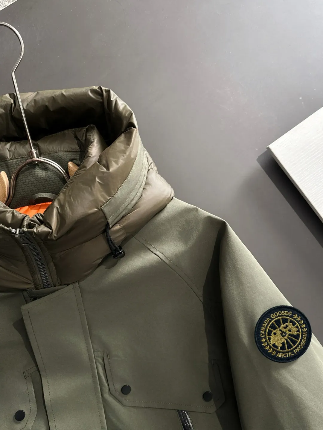 Two-day delivery time P960 Big Goose 🔥🔥 High-end customization 2025 winter official website's latest popular down jacket. Original custom-made hardware accessories for customers, all imported and original customization. Welcome to compare at the counter. Absolutely high quality. Use top-grade 90 white goose down. Super soft. Filled with fluffy and full feathers. Super heavy work. Fabric workmanship is excellent. The version is super perfect. Note⚠The fabric is super comfortable. Exclusive model. High-end quality. A must-have warm and protective artifact in winter. Size: M-3XL